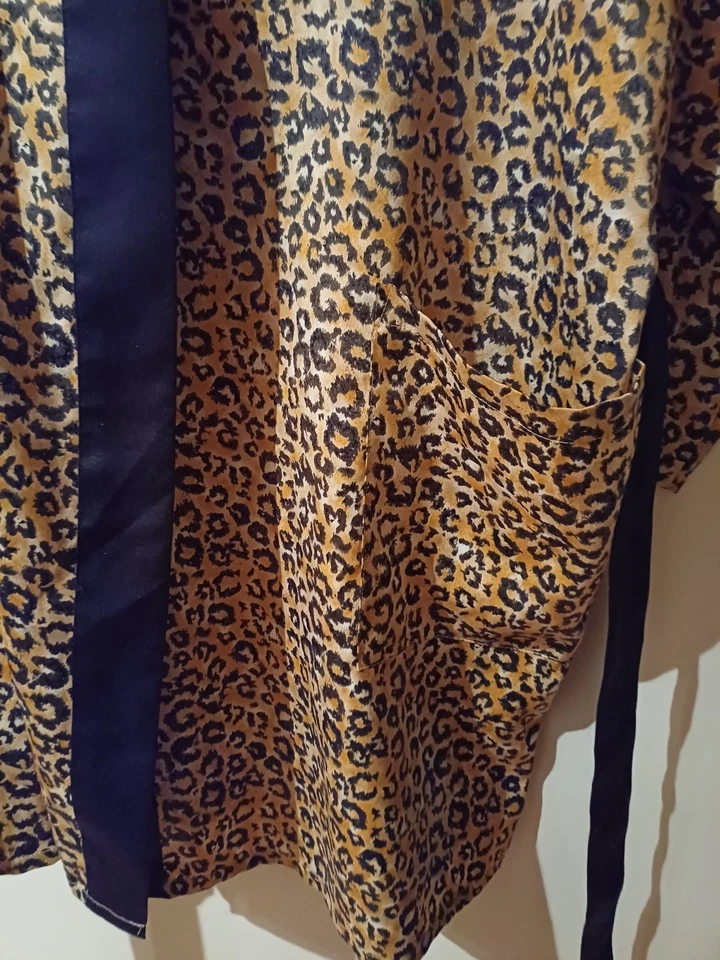 Leichter Satinmorgenmantel mit Bindeband innen u.außen,kaum getragen,Gr.38/40 - Bild 2 von 4