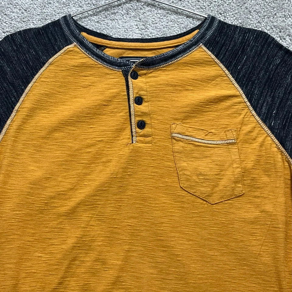 Camisa masculina Company 81 amarela média preta Henley pescoço pulôver bolso com botão - Imagem 2 de 4