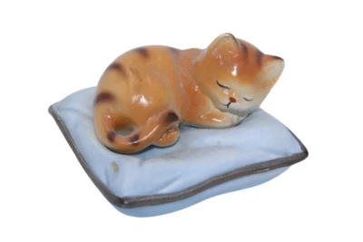 Schlafende Katze auf Kissen Figur ca. 5,5 x 5,5 cm Kissen  (AF2045) - Bild 1 von 4