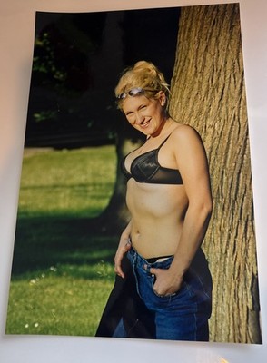 GROSSES GLAMOUR FARBFOTO. MODELL, DAMEN, BH, JEANS, BLOND, AUSSEN.. 8 x 12 Zoll