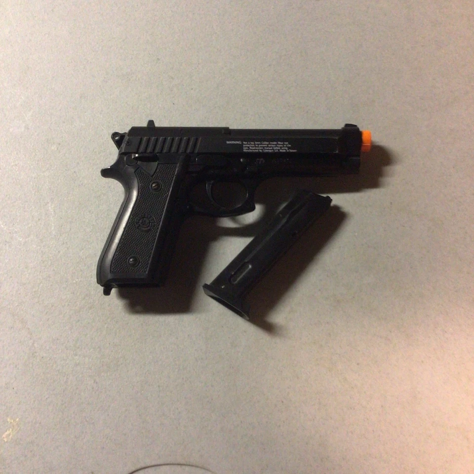 Pistola Airsoft Spring Taurus Pt92 (usada) Foto 2 de 4