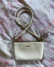 Borsa Calvin Klein Hayden avorio con zip a tracolla, pelle saffiano
