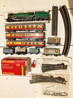 Hornby Train Set Bundle Iron Duke engine Track controller coaches wagons