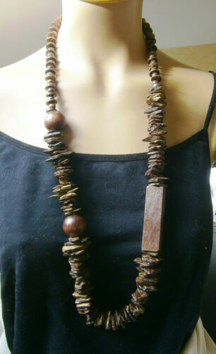 Collier sautoir rose avec nacre véritable : collier-et-pendentif par Collier sautoir rose avec nacre véritable : collier-et-pendentif par