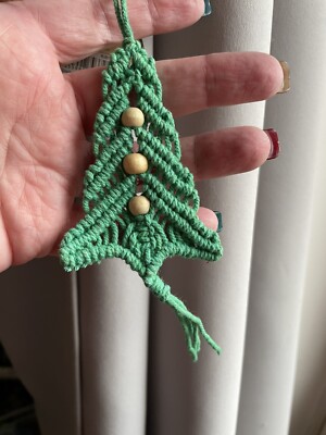 Gehäkeltes Makramee Handarbeit grün Christbaumschmuck zum Aufhängen Kugel Sass