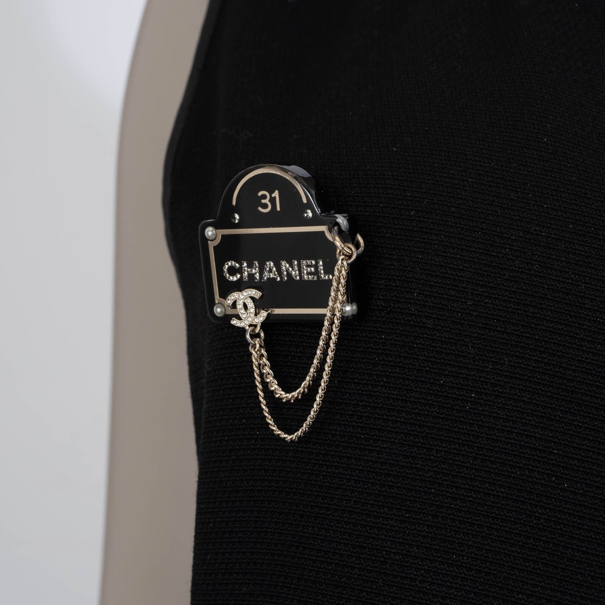 CHANEL シャネル　40.5㎜×39.5㎜　ブローチ　22.37 g 71686 auth CHANEL black resin 22B RUE CAMBON STREET SIGN