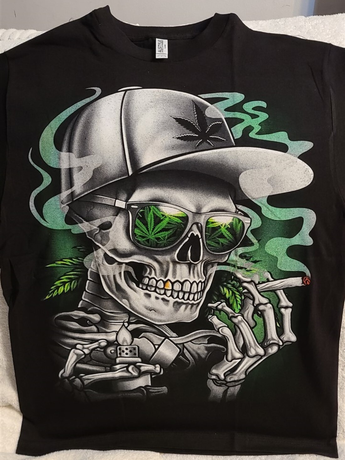 SKULL SMOKING JOINT MARIJUANA LEAF SUNGLASSES LIGHTER WEED SKELETON 420 T-SHIRT