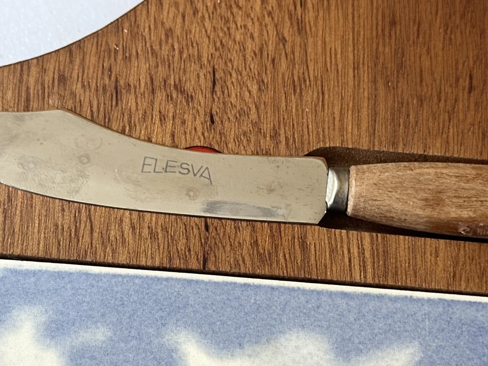 Tablero de queso vintage con tema de París hecho en Holanda azul Delft y corte de azulejos blancos Foto 3 de 4