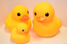 RUBBER DUCKS Family of 3 Bath Toys Baby Toddlers Boys Girls Floating.