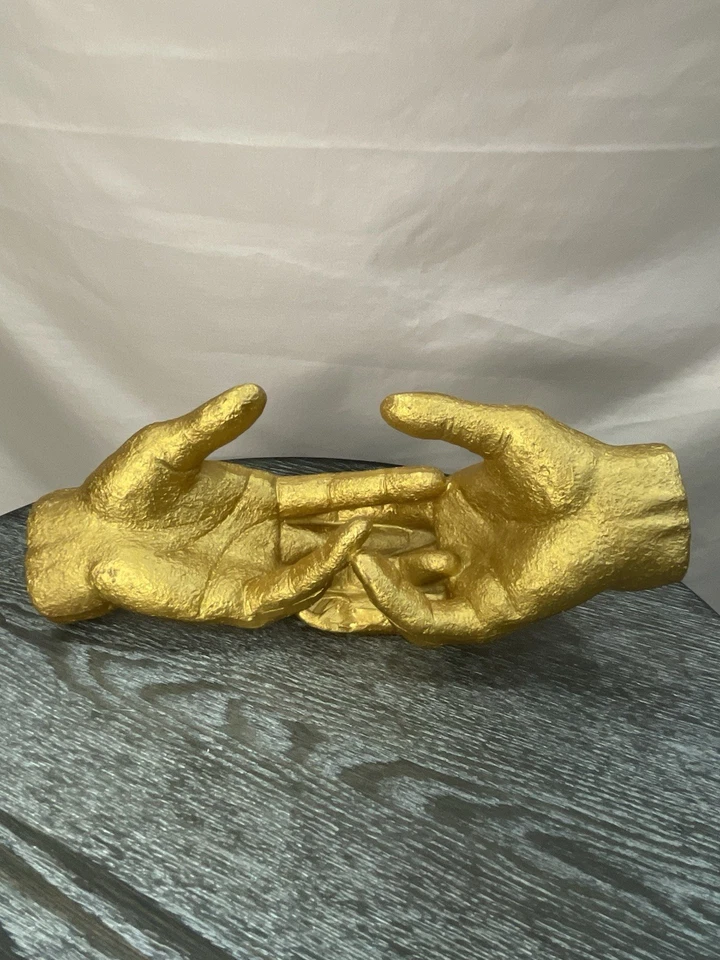 Escultura de mano decorativa dorada - Centro de mesa moderno de manos vinculadas - Decoración del hogar Foto 4 de 4