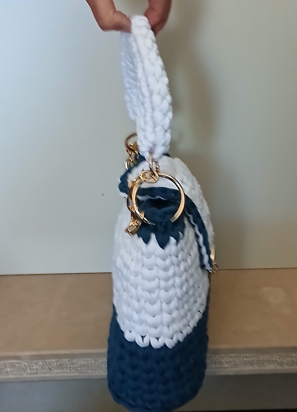 SAOLA BORSA ARTIGIANALE FATTA A MANO ALL'UNCINETTO IN FETTUCCIA BIANCA E OTTANIO.