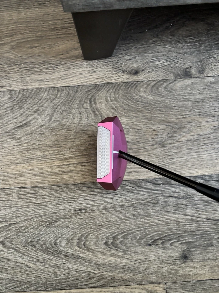 L.A.B Golf 34” OZ.1i RH Pink putter w/ stability shaft and white grip - Image 2 of 4