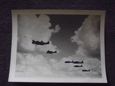 GROUP OF NAVY F6F HELLCAT FIGHTER PLANES FLYING IN FORMATION VTG 1940'S PHOTO #3