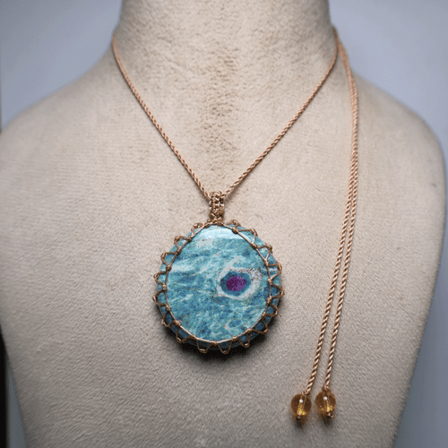 Collar Macramé Rubí Fucsita con Ojo de Rubí - Joyería Espiritual Boho Hecha a Mano - Imagen 3 de 11