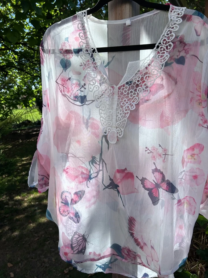 Tunique légére femme Taille XXL , blanc motifs fleurs et papillons - Photo 1/4