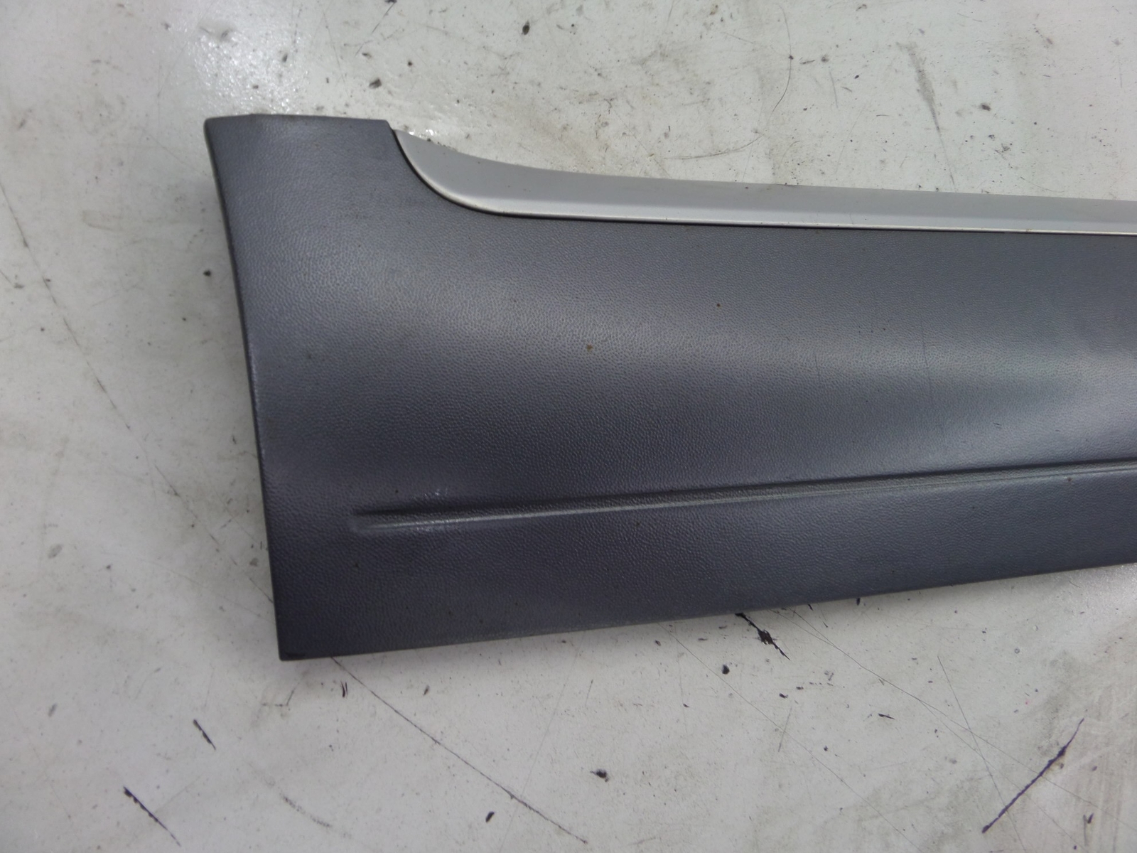 Porsche Cayenne Turbo S Right Rear Lower Door Blade Molding 955 03  