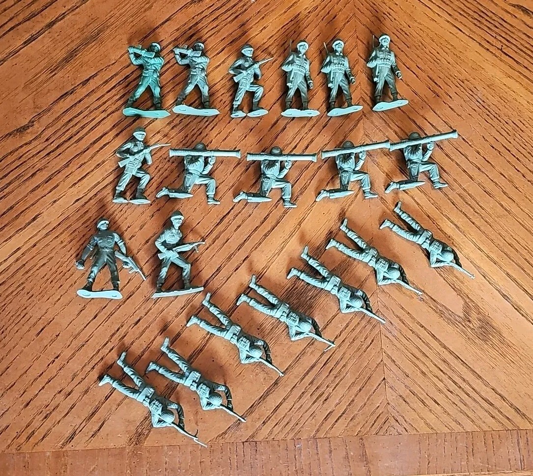 Vintage 1960's MPC Plastic Green Army Men Lot of 20 Figures (L4