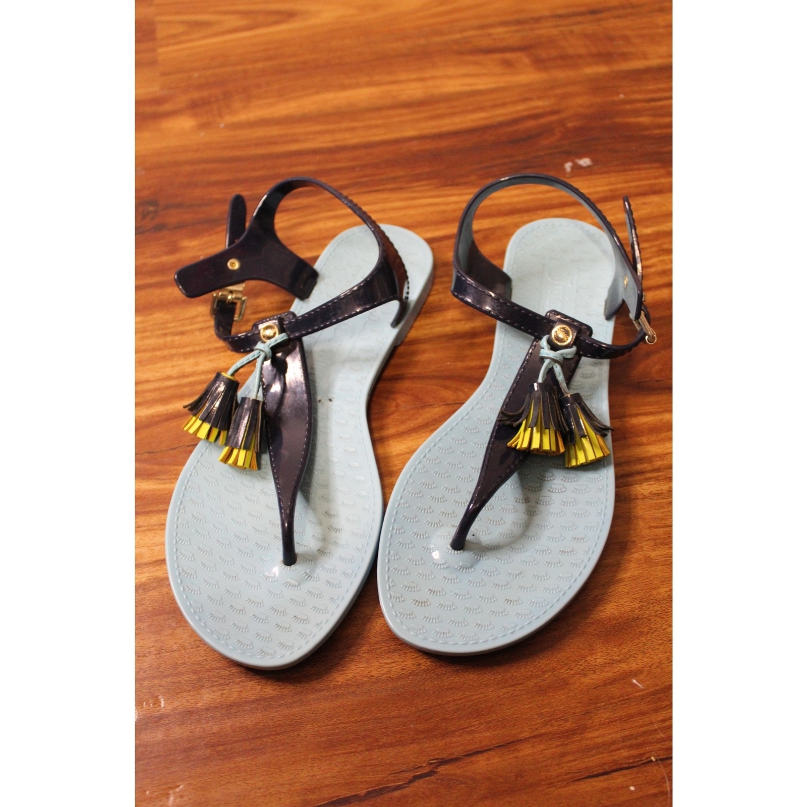 THICK-SOLED THONG SANDAL IN NAVY BLUE DENIM