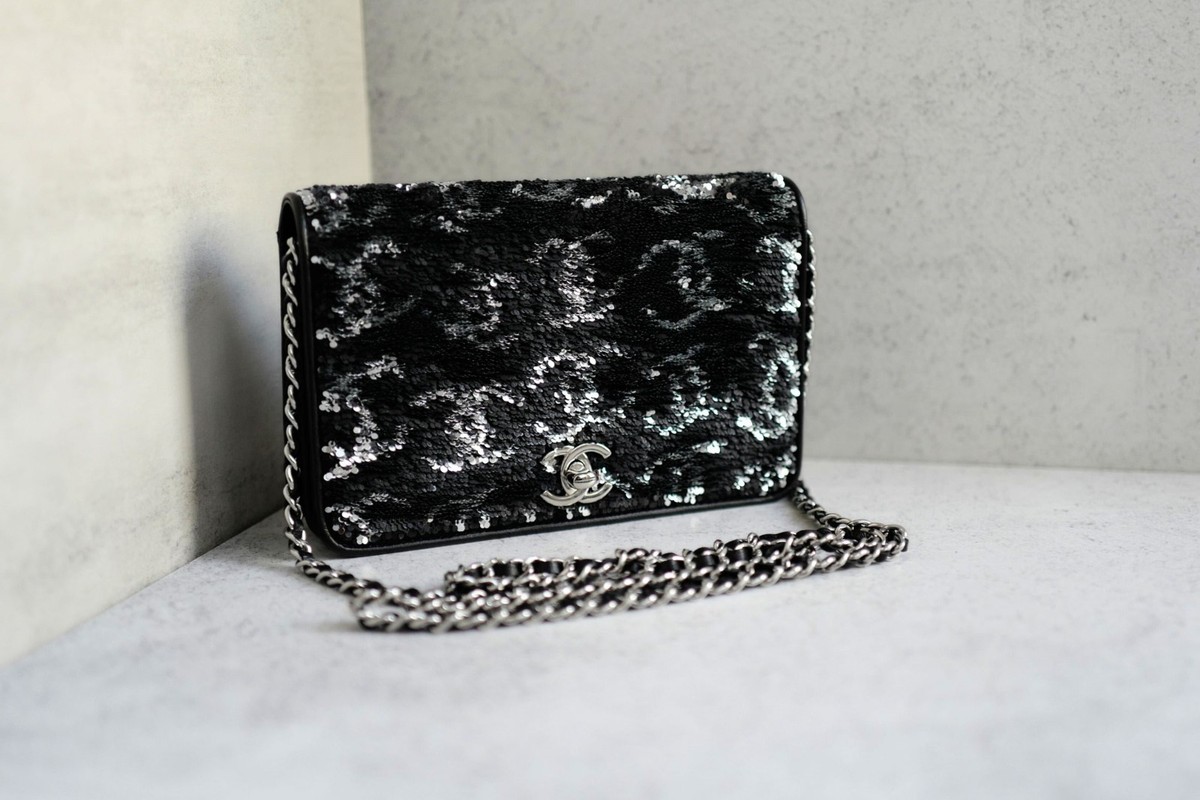 New 23K Chanel Classic Reversible Sequin CC Wallet On Chain