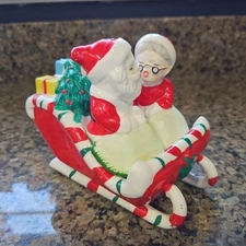 Vtg Lipper and Mann Christmas Mr & Mrs Santa In Sleigh Salt & Pepper Shakers Set