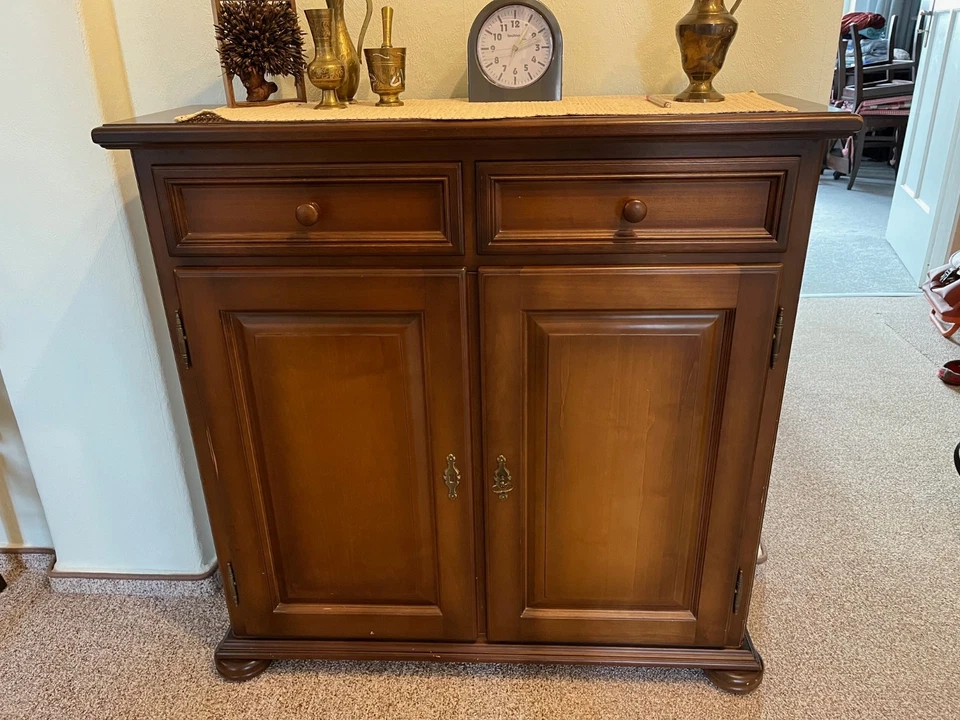 Kommode aus Holz, nussbaumfarben, sehr guter Zustand