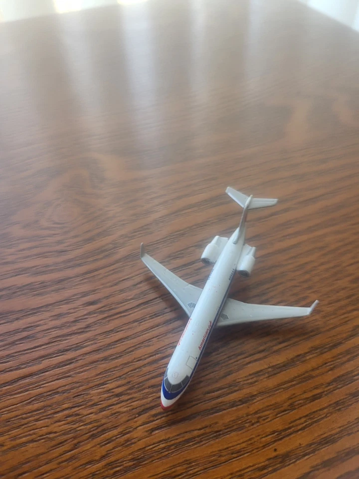 Modelo de avión fundido a presión GeminiJets American Eagle Bombardier CRJ200 1:400 Foto 4 de 4