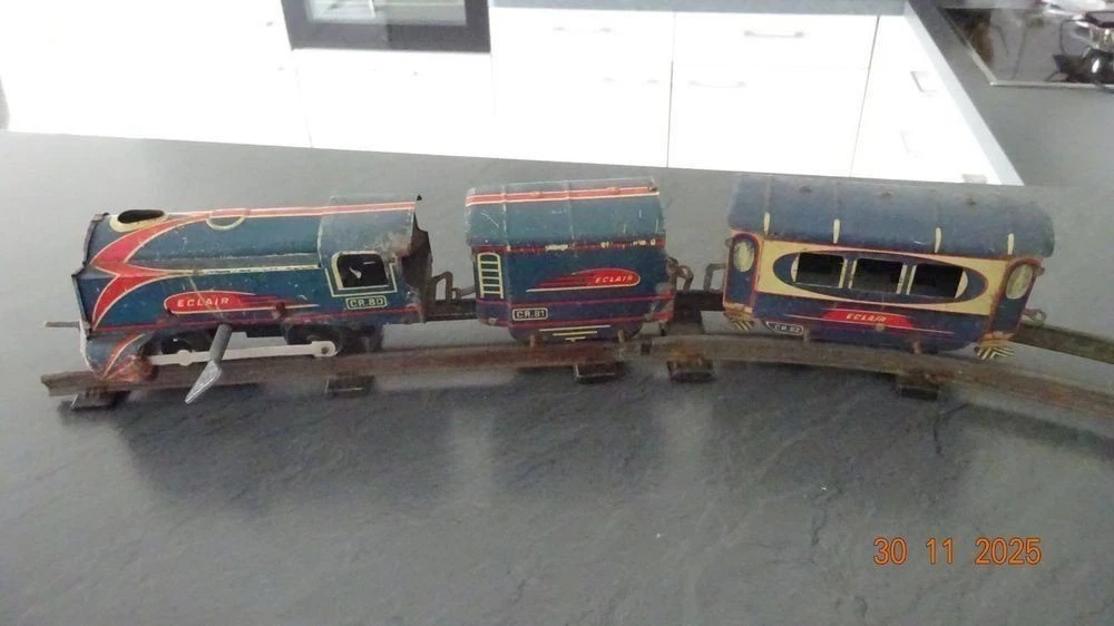 Ancien Circuit Train En Tôle Eclair Rossignol - Locomotive + 2 Wagons + Rails - Jouet Vintage