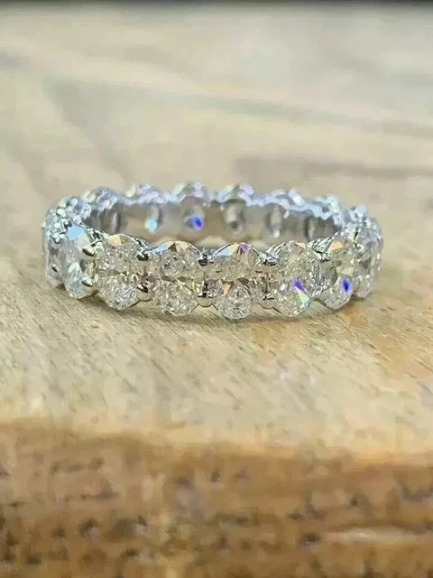 Alianza de boda de eternidad de diamantes creada en laboratorio de corte ovalado de 4 quilates enchapada en oro blanco de 14 quilates Foto 2 de 4