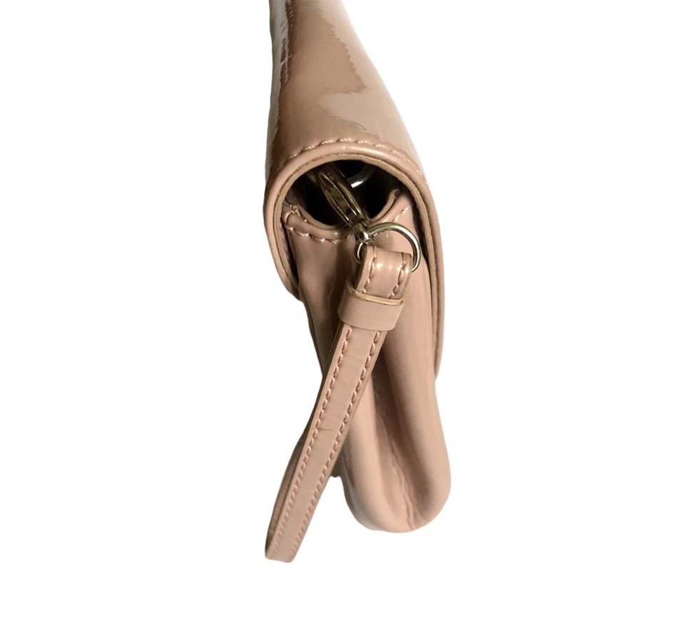 Дешевая и шикарная розовая лакированная кожаная сумка-клатч MOSCHINO - Изображение 3 из 4