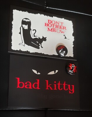 RAR Set 2x Emily the Strange Postkarten + 2 Abzeichen: Don't Bother Meow, Bad Kitty