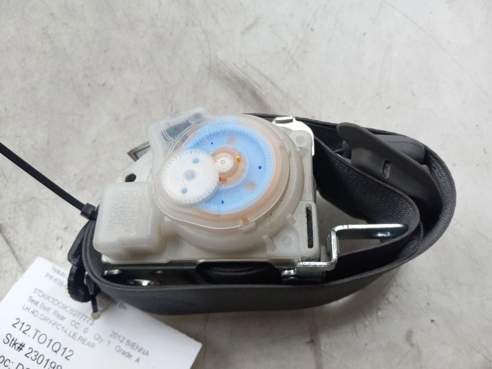 Toyota Sienna Le 2012 3,5 L tracción delantera en el lado del conductor montaje del cinturón de seguridad trasero  Foto 3 de 4