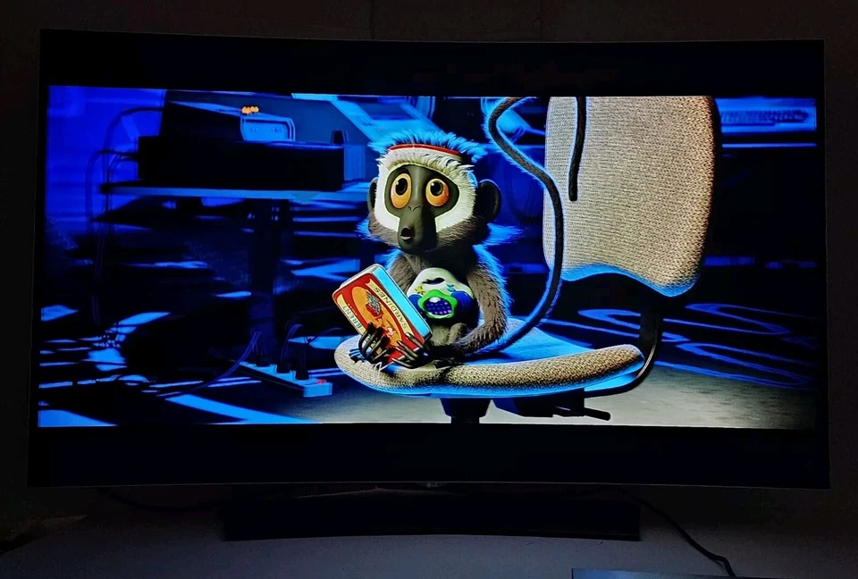 LG OLED55C6P 55" Curved Cinema 3D UHD 4K OLED TV HDR HDR10 Dolby *Light Burn-in* - Image 2 of 4