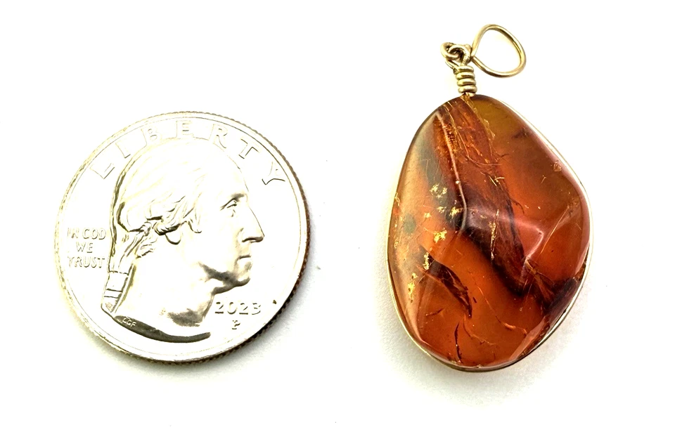 Colgante de ámbar báltico natural vintage envoltura de alambre de oro coñac gota de forma libre Foto 3 de 4