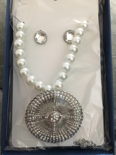 White Pearl, White Austrian Crystal and White Glass Necklace and Earrings - Afbeelding 2 van 4