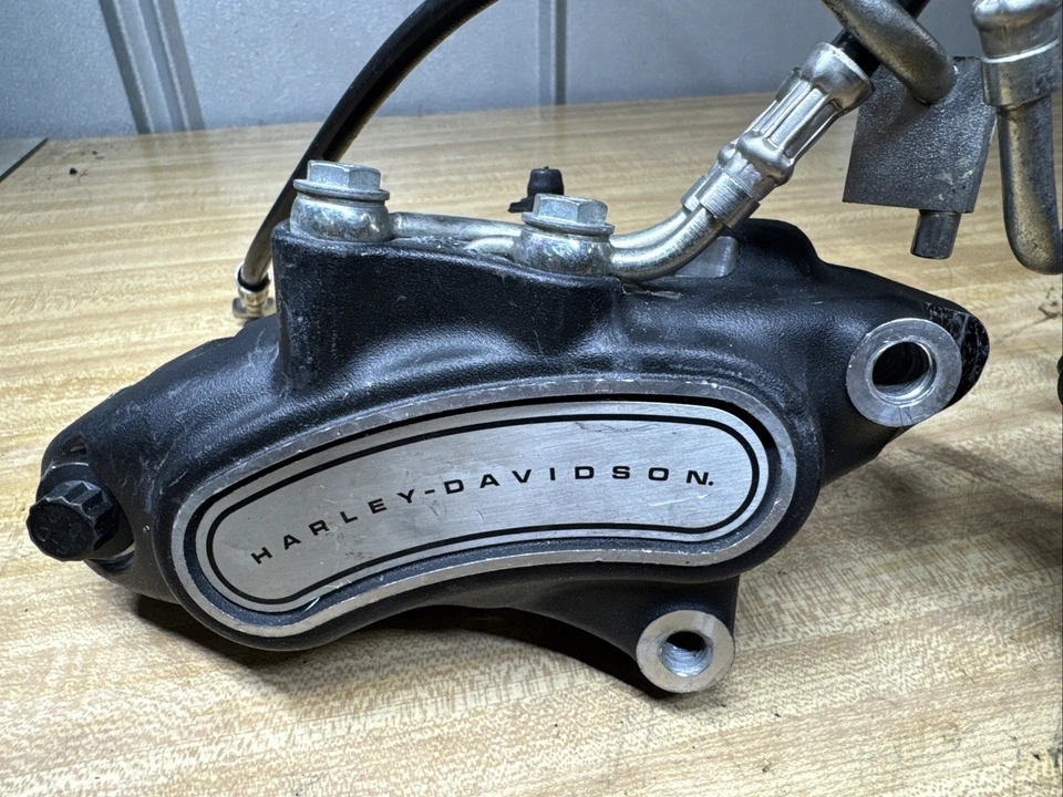 Harley-Davidson OEM Freewheeler Triglide передние тормозные суппорты 2014-18 тормозная магистраль - Изображение 2 из 4