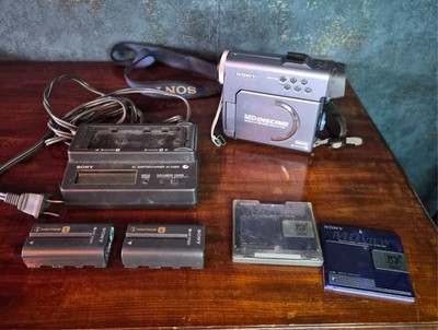    Sony MDDISCAM DCM-M1 MiniDisc AV Recorder   VideoMD   2 Akkus   Ladegerät  