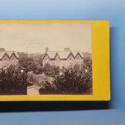 Unbekannter Ort Stereoview um 1870 Echtfoto viktorianisches Haus erhöhte Ansicht