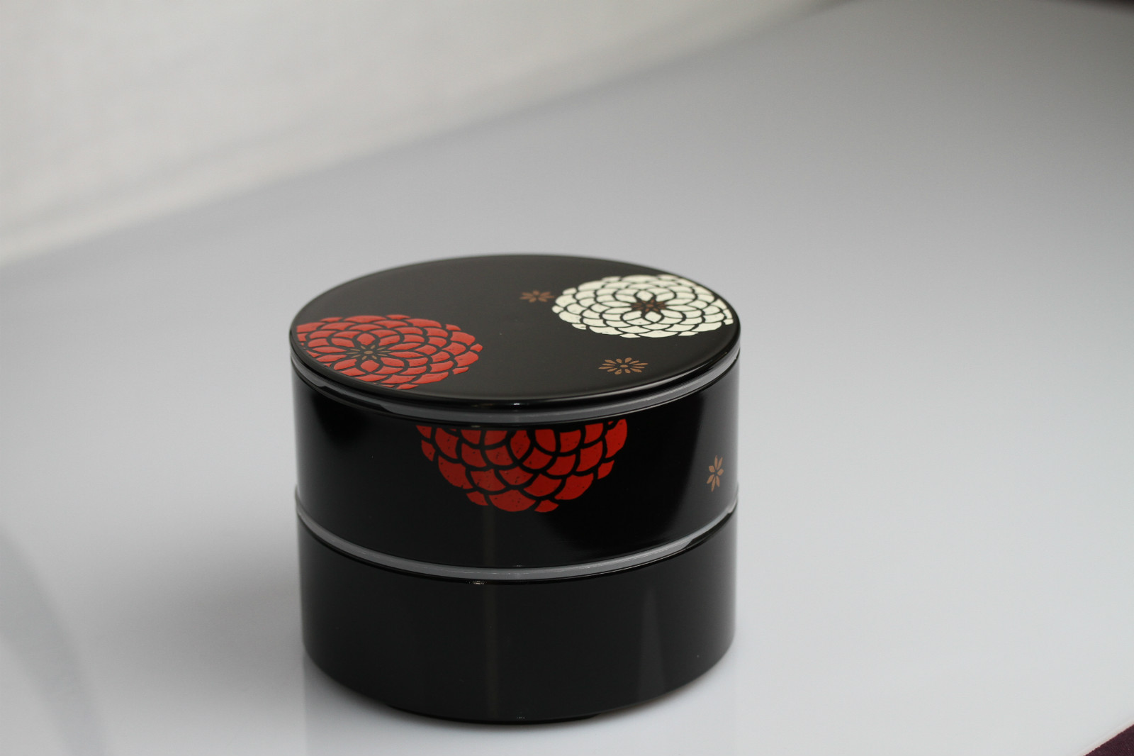 Bento lunch box japonaise noire fleurie : fini les déjeuners froids au bureau