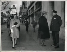 1944 Press Photo Picket at the Chesapeake & Potomac Telephone Company Building