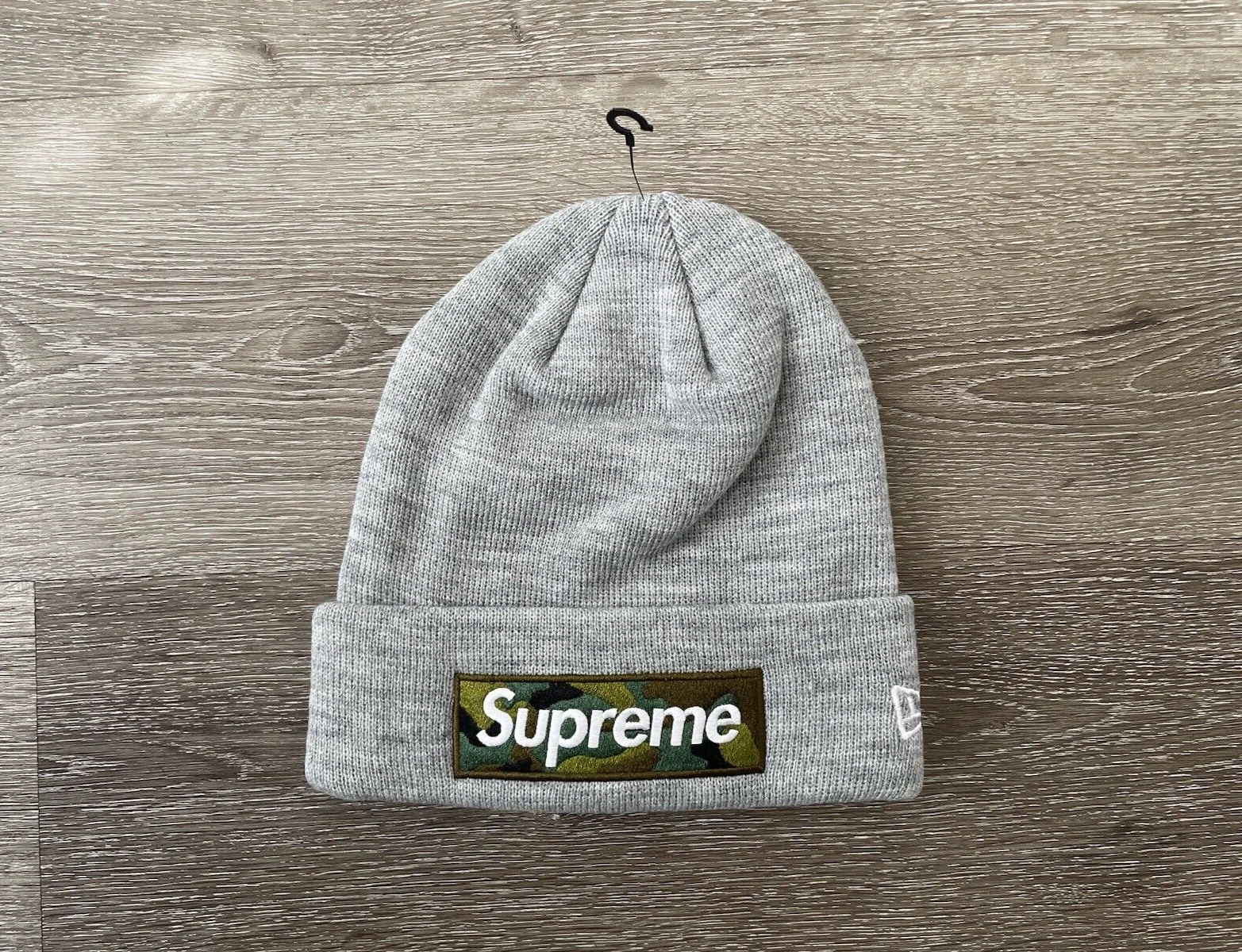 Bonnet camouflage logo boîte Supreme New Era