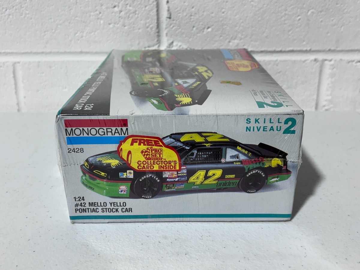 ヨガ　グッズ REVELL MONOGRAM 1 24 KYLE PETTY #42 MELLO YELLO PONTIAC