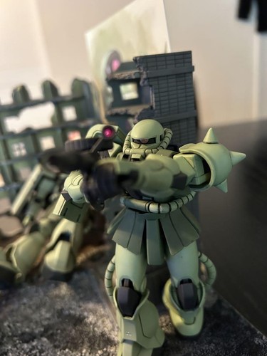 HG Zaku Including the ground and buildings - Picture 2 of 4