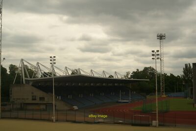 Foto 6x4 Blick auf die Leichtathletikbahn und Jubiläumsstand vom Gehweg c2015