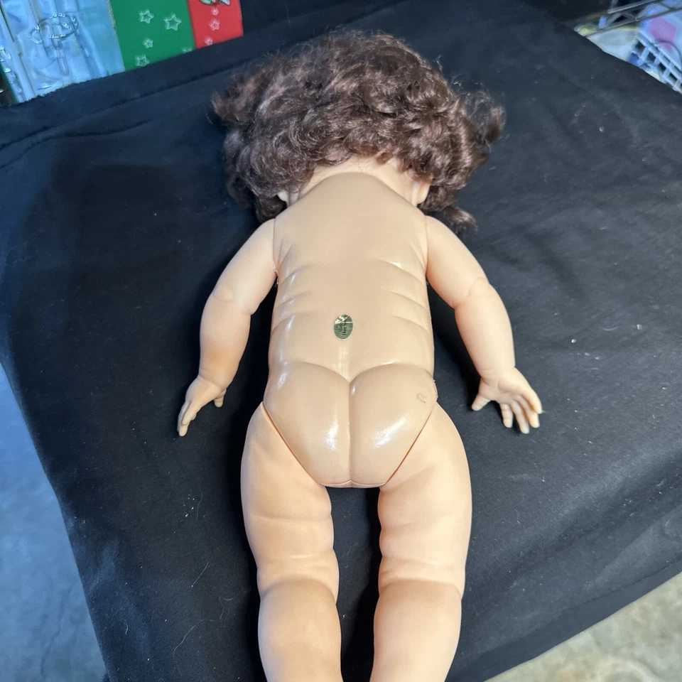 Cititoy True to Life 婴儿娃娃 1985 年昏昏欲睡的蓝眼睛深卷发收藏品 — 第 4/4 张图片