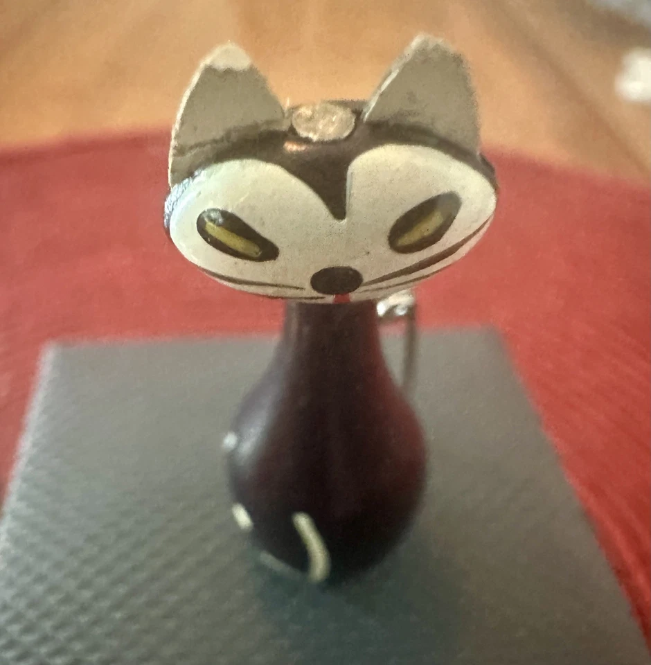 Caja de baratija vintage plateada para gato con piedras y un alfiler para gato. Terciopelo forrado con espejo. Foto 3 de 4