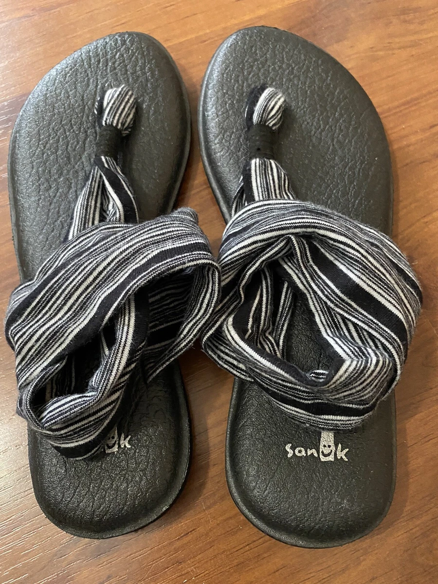 Womens size 8 Sanuk yoga flip flops sandals black white