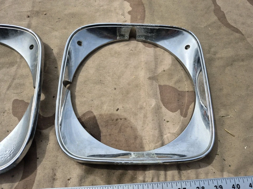 Chevrolet Chevelle 1971 par de biseles de faros 3982451 3982452 OEM original Foto 3 de 4