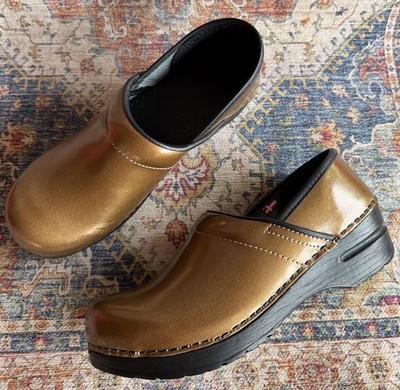 Sanita Women s 8 / 39 Professional Gold Bronze Patent Leather Clogs Shoes NEW