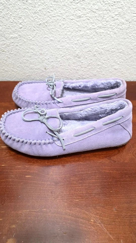 Zapatillas mocasín de gamuza lila Minnetonka con forro de piel sintética para mujer talla 10 Foto 4 de 4
