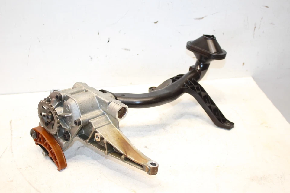 Bomba de aceite de motor Mercedes-Benz SLK280 2006-2008 2721800501 OEM Foto 2 de 4